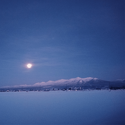 富良野のサウナ&スノーシューナイトツアーで見れる綺麗な月の写真